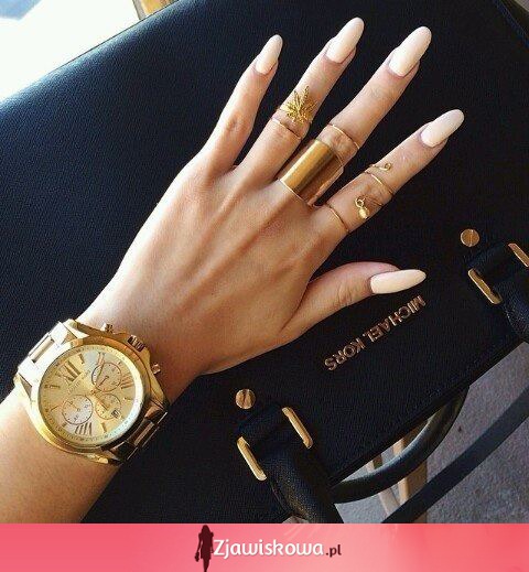 Świetny manicure i zegarek